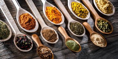 Baharat ve bitkilerin karışımı..