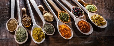 Baharat ve bitkilerin karışımı..