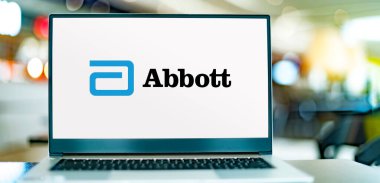 POZNAN, POL - MAR 8, 2023: Abbott Laboratuvarlarının logosunu gösteren dizüstü bilgisayar, Abbott Park, Illinois, ABD merkezli bir tıbbi cihaz ve sağlık şirketi