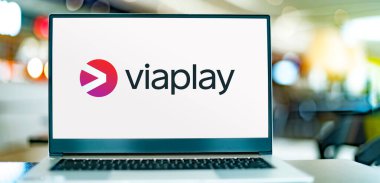 POZNAN, POL - 21 MAR 2023: Stockholm, İsveç merkezli Viaplay Group 'a ait bir yayın servisi olan Viaplay' in logosunu gösteren dizüstü bilgisayar