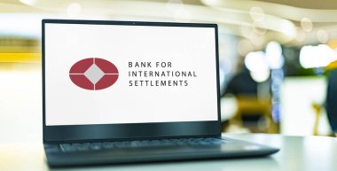 POZNAN, POL - MAR 21, 2023: Merkez bankalarına ait uluslararası bir finans kurumu olan Uluslararası Yerleşimler Bankası 'nın logosunu gösteren dizüstü bilgisayar