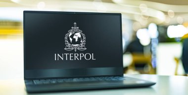 POZNAN, POL - MAR 21, 2023: Uluslararası Suç Polis Örgütü 'nün logosunu gösteren dizüstü bilgisayar