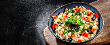 Sebze ve nohut ile servis edilen bir tabak kuskus.