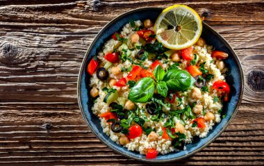 Sebze ve nohut ile servis edilen bir tabak kuskus.