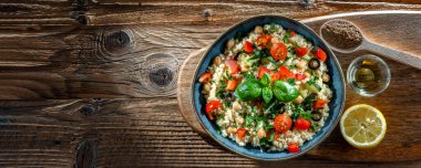 Sebze ve nohut ile servis edilen bir tabak kuskus.