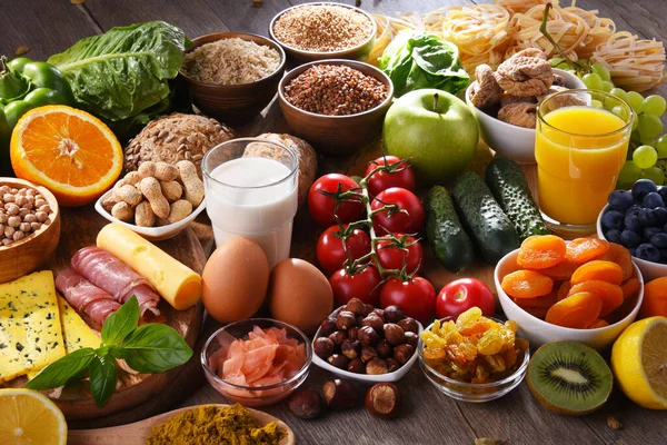 Composición Con Una Variedad Productos Alimenticios Orgánicos Mesa Cocina Madera — Foto de Stock