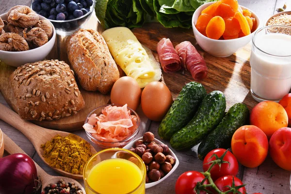 Composición Con Una Variedad Productos Alimenticios Orgánicos Mesa Cocina Madera — Foto de Stock