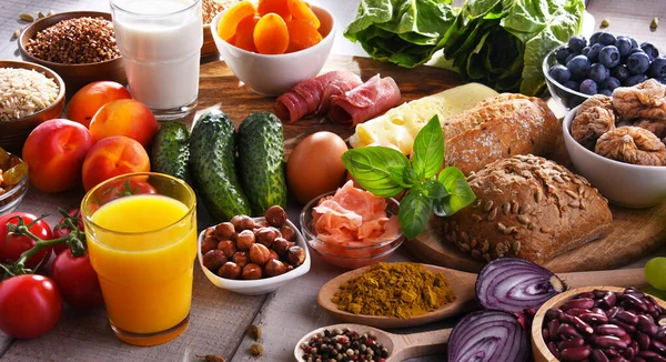 Složení Sortimentem Bio Potravin Dřevěném Kuchyňském Stole — Stock fotografie