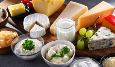 Peynir, süt ve yoğurt gibi çeşitli süt ürünleri..