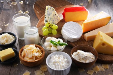 Peynir, süt ve yoğurt gibi çeşitli süt ürünleri..