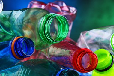 Boş renkli karbonatlı içecek şişeleri. Plastik atık