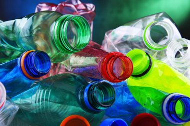 Boş renkli karbonatlı içecek şişeleri. Plastik atık