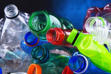 Boş renkli karbonatlı içecek şişeleri. Plastik atık