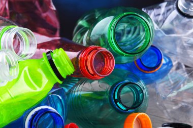 Boş renkli karbonatlı içecek şişeleri. Plastik atık