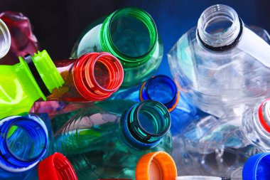 Boş renkli karbonatlı içecek şişeleri. Plastik atık