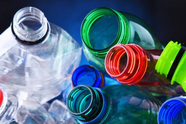 Boş renkli karbonatlı içecek şişeleri. Plastik atık
