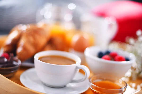 stock image A tray with breakfast on a bed in a hotel room.