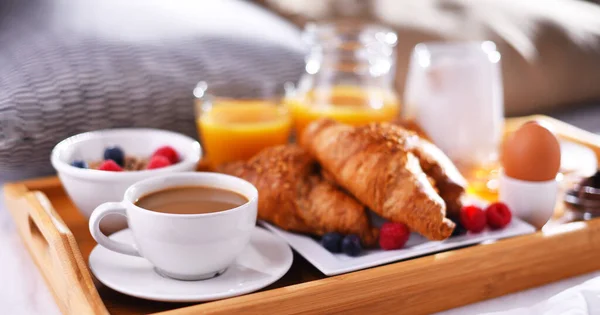 Otel Odasındaki Bir Yatakta Kahvaltı Tepsisi — Stok fotoğraf