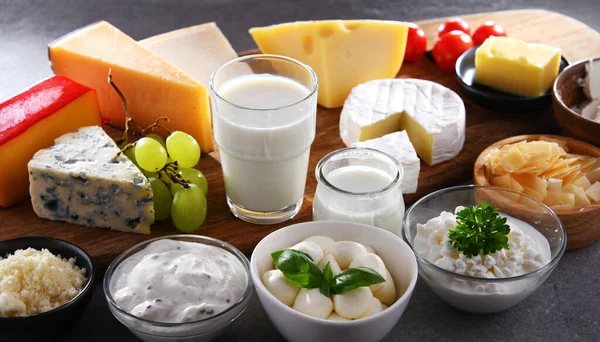 Peynir Süt Yoğurt Gibi Çeşitli Süt Ürünleri — Stok fotoğraf
