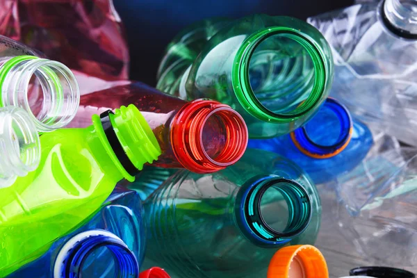 Boş Renkli Karbonatlı Içecek Şişeleri Plastik Atık — Stok fotoğraf