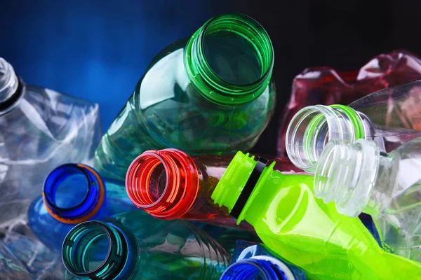 Boş Renkli Karbonatlı Içecek Şişeleri Plastik Atık — Stok fotoğraf