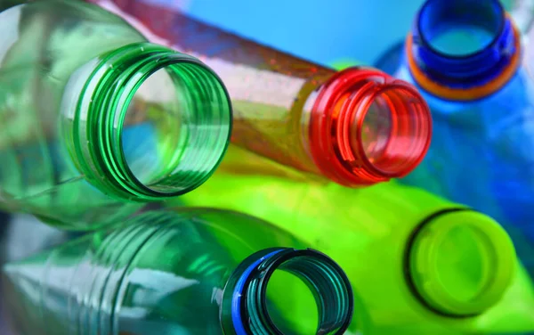 空の色の炭酸飲料ボトル プラスチック廃棄物 — ストック写真