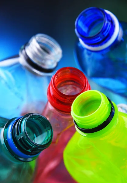 Κενά Χρωματιστά Ανθρακούχα Μπουκάλια Ποτών Απορρίμματα Πλαστικών — Φωτογραφία Αρχείου