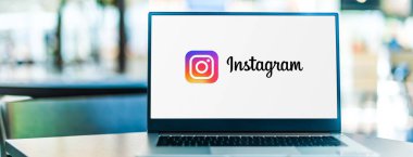 POZNAN, POL - SEP 23, 2020: Instagram 'ın logosunu gösteren dizüstü bilgisayar, Facebook' a ait bir fotoğraf ve video paylaşım sosyal ağ servisi