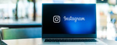POZNAN, POL - SEP 23, 2020: Instagram 'ın logosunu gösteren dizüstü bilgisayar, Facebook' a ait bir fotoğraf ve video paylaşım sosyal ağ servisi