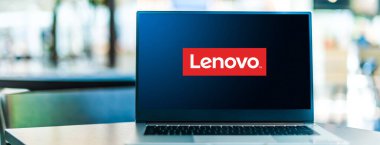 POZNAN, POL - SEP 23, 2020: Pekin, Çin merkezli çok uluslu teknoloji şirketi Lenovo 'nun logosunu gösteren dizüstü bilgisayar
