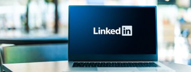 POZNAN, POL - SEP 23, 2020: LinkedIn 'in logosunu gösteren dizüstü bilgisayar, web siteleri ve mobil uygulamalarla çalışan bir Amerikan iş ve istihdam odaklı hizmet