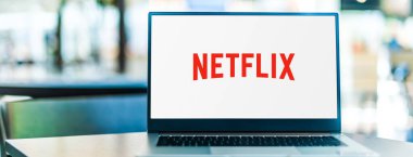 POZNAN, POL - SEP 23, 2020: Merkezi Los Gatos, Kaliforniya, ABD 'de bulunan bir Amerikan medya hizmet sağlayıcısı Netflix' in logosunu gösteren dizüstü bilgisayar