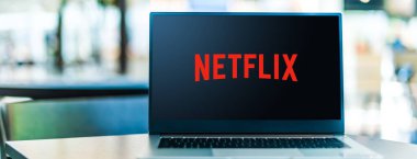 POZNAN, POL - SEP 23, 2020: Merkezi Los Gatos, Kaliforniya, ABD 'de bulunan bir Amerikan medya hizmet sağlayıcısı Netflix' in logosunu gösteren dizüstü bilgisayar