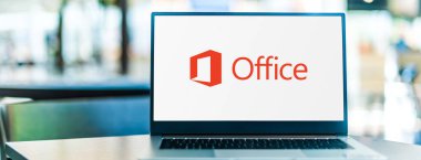 POZNAN, POL - SEP 23, 2020: Microsoft Office 'in laptop görüntüleme logosu, Microsoft tarafından geliştirilen bir istemci yazılım, sunucu yazılımı ve hizmetler ailesi