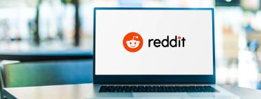 POZNAN, POL - SEP 23, 2020: Reddit 'in logosunu gösteren dizüstü bilgisayar, bir Amerikan sosyal haber toplamı, web içeriği derecesi ve tartışma web sitesi