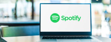 POZNAN, POL - SEP 23, 2020: Spotify 'in logosunu gösteren dizüstü bilgisayar, plak şirketleri ve medya şirketlerinden müzik ve podcast sağlayan İsveçli bir ses yayını platformu