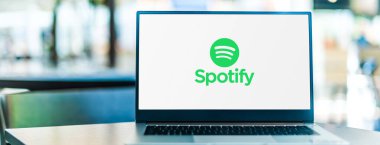 POZNAN, POL - SEP 23, 2020: Spotify 'in logosunu gösteren dizüstü bilgisayar, plak şirketleri ve medya şirketlerinden müzik ve podcast sağlayan İsveçli bir ses yayını platformu