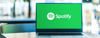 POZNAN, POL - SEP 23, 2020: Spotify 'in logosunu gösteren dizüstü bilgisayar, plak şirketleri ve medya şirketlerinden müzik ve podcast sağlayan İsveçli bir ses yayını platformu