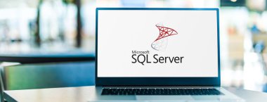 POZNAN, POL - SEP 23, 2020: Microsoft tarafından geliştirilen ilişkisel bir veritabanı yönetim sistemi olan Microsoft SQL Sunucusunun logosunu gösteren dizüstü bilgisayar