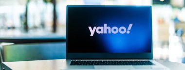POZNAN, POL - SEP 23, 2020: Sunnyvale, California merkezli ve Verizon Media 'nın sahibi olduğu Yahoo' nun logosunu gösteren dizüstü bilgisayar