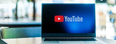 POZNAN, POL - SEP 23, 2020: Merkezi San Bruno, Kaliforniya 'da bulunan bir video paylaşım sitesi olan YouTube' un logosunu gösteren dizüstü bilgisayar. Google 'ın yan kuruluşları olarak çalışır.