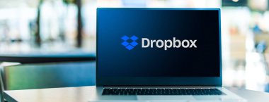 POZNAN, POL - SEP 23, 2020: Dropbox 'ın logosunu gösteren dizüstü bilgisayar, merkezi San Francisco, Kaliforniya' da bulunan Dropbox, Inc.