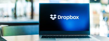 POZNAN, POL - SEP 23, 2020: Dropbox 'ın logosunu gösteren dizüstü bilgisayar, merkezi San Francisco, Kaliforniya' da bulunan Dropbox, Inc.