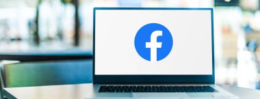 POZNAN, POL - SEP 23, 2020: Facebook 'un logosunu gösteren dizüstü bilgisayar, Menlo Park, Kaliforniya merkezli bir Amerikan çevrimiçi sosyal medya ve sosyal ağ hizmeti şirketi