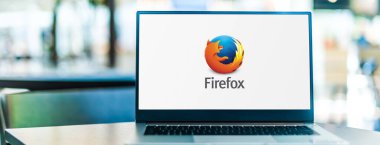 POZNAN, POL - SEP 23, 2020: Serbest ve açık kaynaklı bir web tarayıcı olan Firefox 'un logosunu gösteren dizüstü bilgisayar.