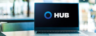 POZNAN, POL - SEP 23, 2020: Bir sigorta komisyoncusu olan HUB International 'ın logosunu gösteren dizüstü bilgisayar