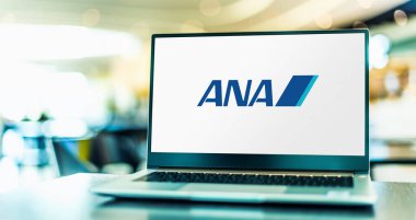 POZNAN, POL - MAR 15, 2021: Tokyo merkezli Zennikku olarak da bilinen All Nippon Airways Co. 'nun logosunu gösteren dizüstü bilgisayar