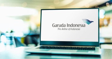 POZNAN, POL - 15 MAR 2021: Endonezya bayrak taşıyıcısı PT Garuda Endonezya 'nın logosunu gösteren dizüstü bilgisayar