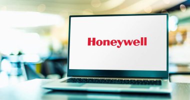 POZNAN, POL - 15 MAR 2021: Merkezi Charlotte, Kuzey Carolina 'da bulunan çok uluslu Amerikan holdingi Honeywell International' ın logosunu gösteren dizüstü bilgisayar