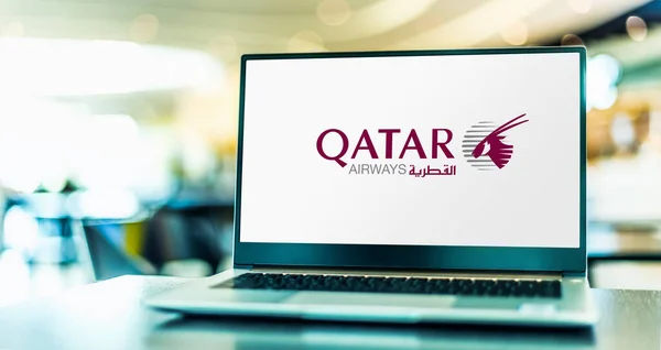 Poznan Pol Mar 2021 Laptopcomputer Met Logo Van Qatar Airways — Stockfoto